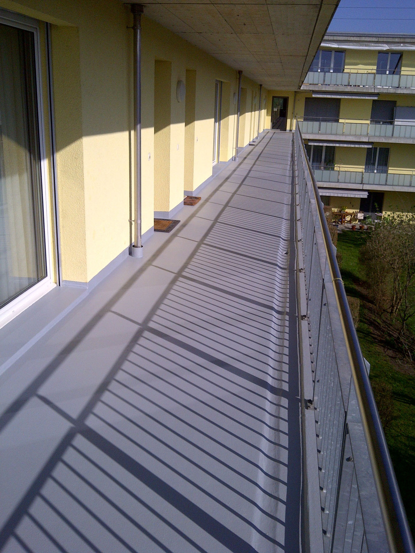 Das Beschichtungssystem Triflex BFS schützt die Balkone dauerhaft vor Nässe und Feuchtigkeit. Das Beschichtungssystem Triflex BFS schützt die Balkone dauerhaft vor Nässe und Feuchtigkeit.