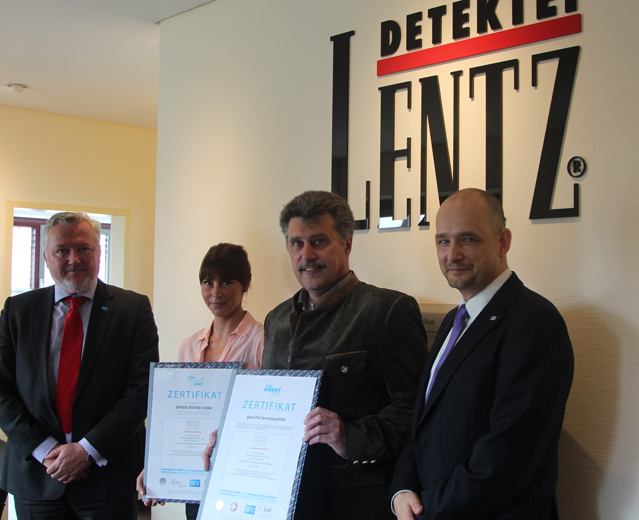 Übergabe der TÜV Zertifikate: Kersten Schwinn, Jessica Schmid, Gernot Zehner und Marcus Lentz
