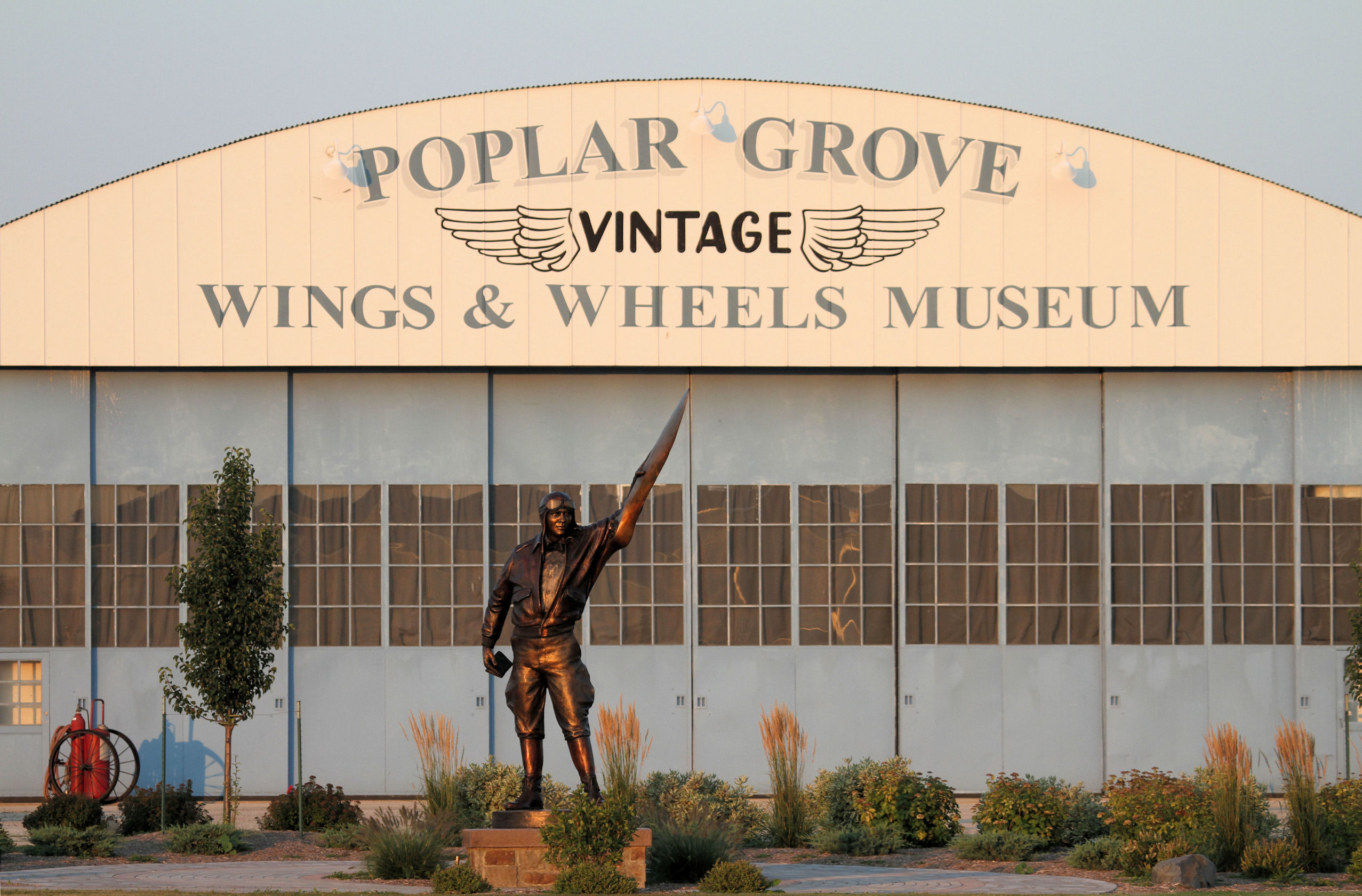 In diesem Hangar bei Rockford in Illinois sind wertvolle alte Flugzeuge und Oldtimer zu finden.