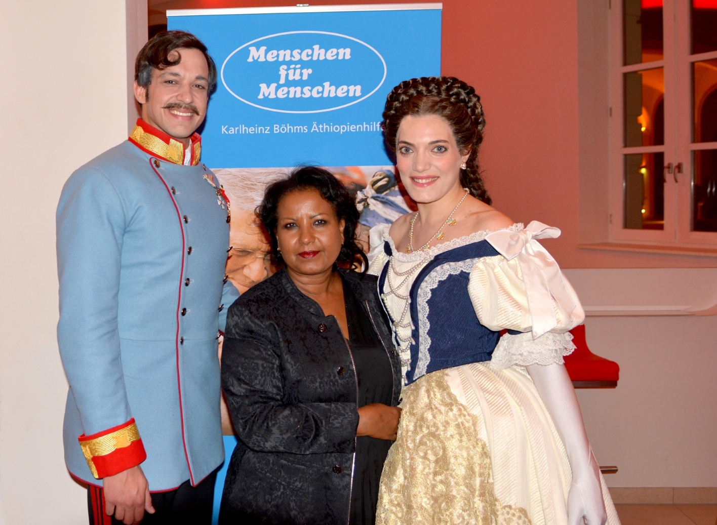 Almaz Böhm, Roberta Valentini und Maximilian Mann / Foto: Deutsches Theater München Almaz Böhm, Roberta Valentini und Maximilian Mann / Foto: Deutsches Theater München
