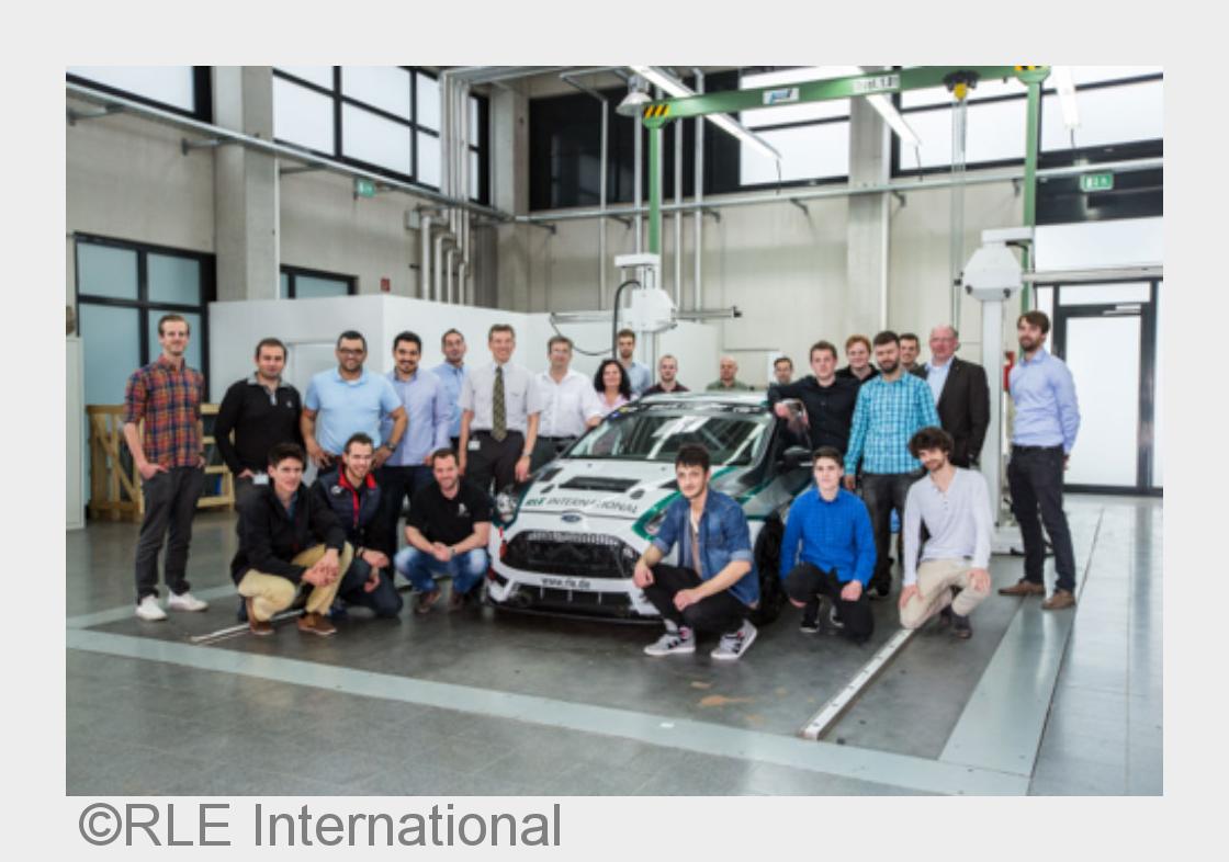 Die beteiligten Studenten mit ihrem aufgerüsteten Ford Focus ST. (Bildquelle: RLE International)