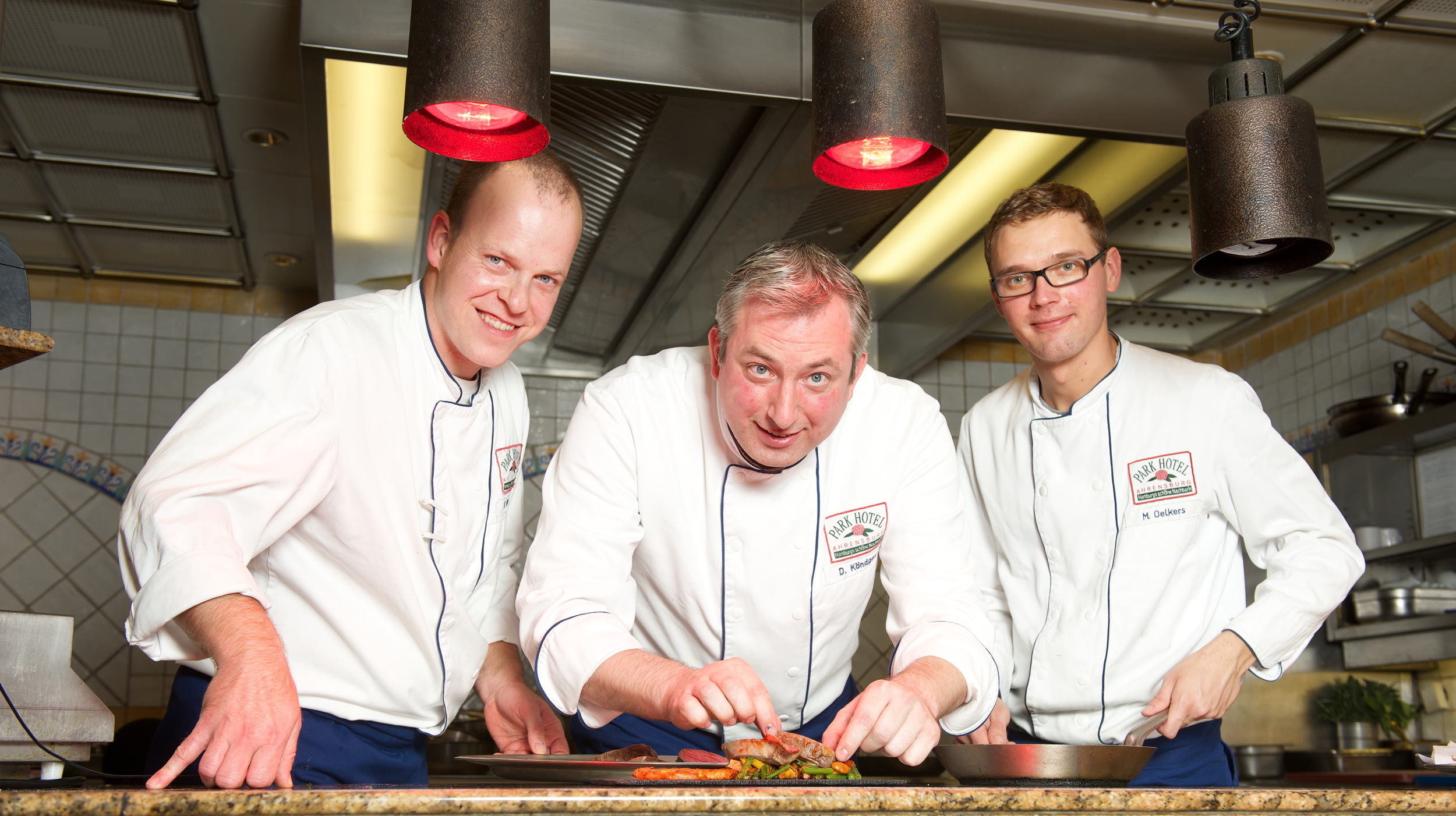 v.l. stellvertr. Küchenchef Sebastian Mache, Küchenchef Dominik Köndgen, Marcel Oelckers