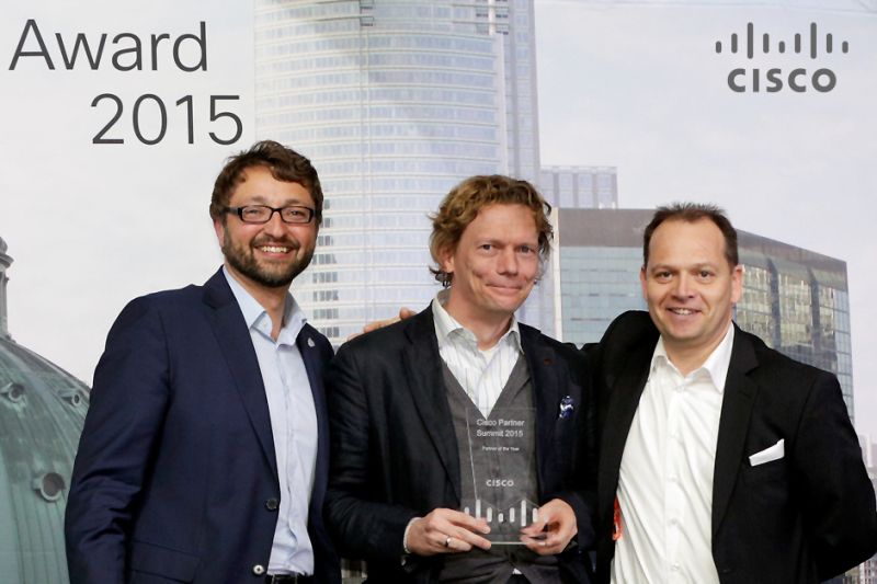 Oliver Tuszik (l.) und Rüdiger Wölfl (r.)überreichten die Awards an Bernd Schwefing.