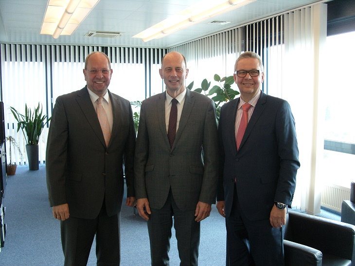 Andreas Klaß(li), Thüringens Wirtschaftsminister Wolfgang Tiefensee und Markus Irling (re) Andreas Klaß(li), Thüringens Wirtschaftsminister Wolfgang Tiefensee und Markus Irling (re)