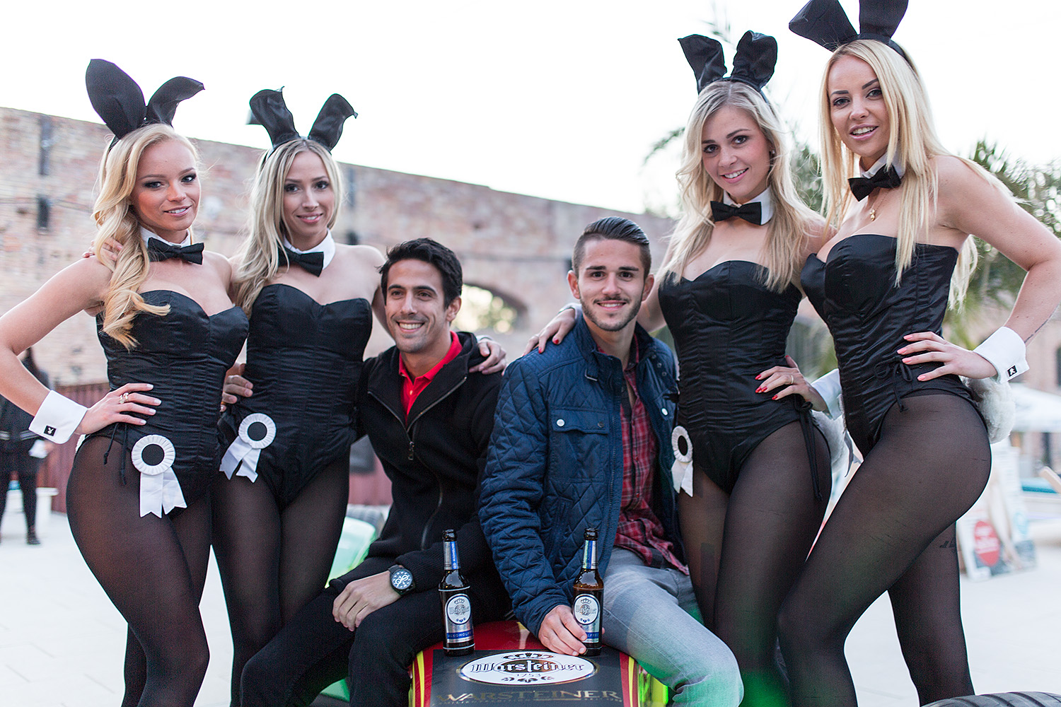 Lucas di Grassi (Mitte links) und Daniel Abt (Mitte rechts) genießen die Electric Thursday Party