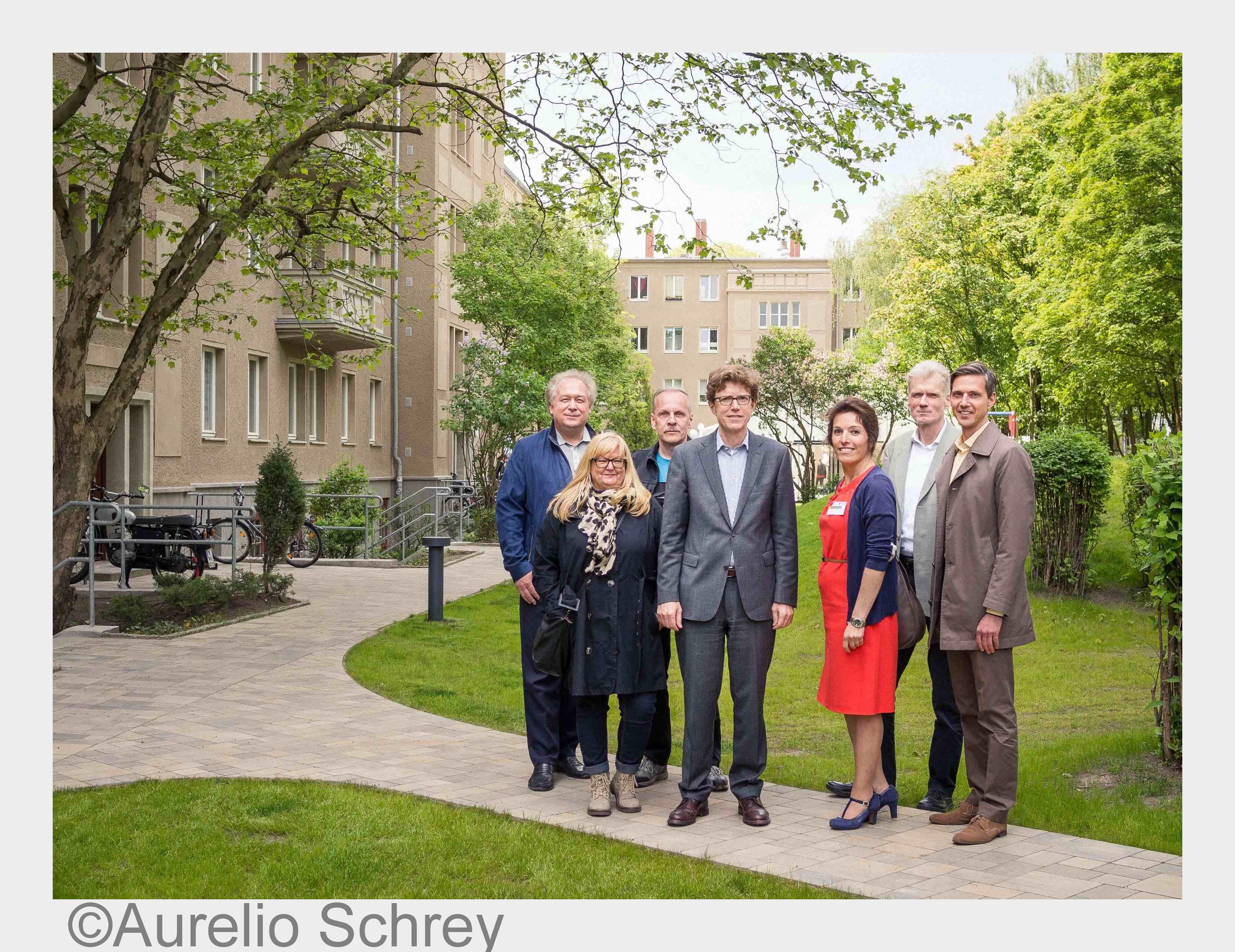 Gewobag-Vorstand Snezana Michaelis mit ihrem Team und Baustaatssekreta?r Engelbert Lu?tke Daldrup (B