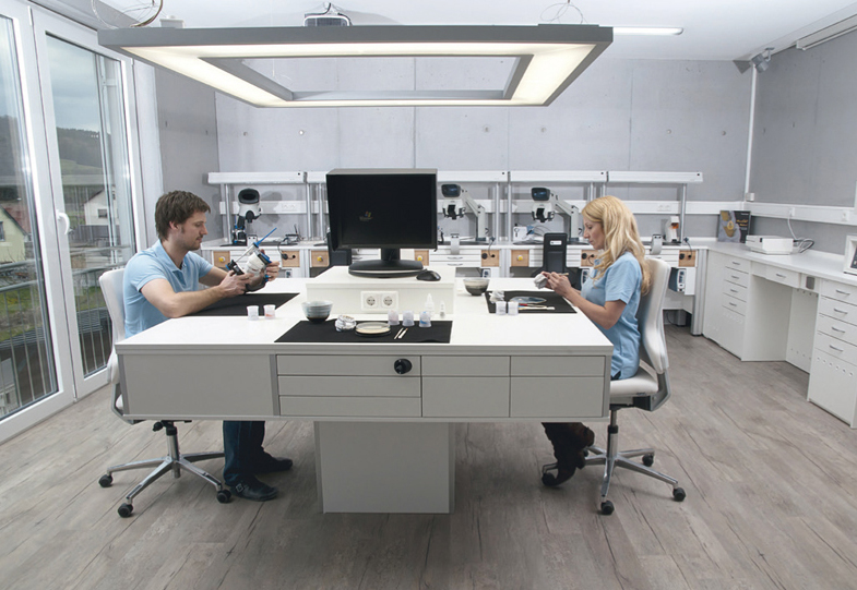 Moderne Arbeitsplätze, die an Funktionalität, Design und Ergonomie keine Wünsche offen lassen. Moderne Arbeitsplätze, die an Funktionalität, Design und Ergonomie keine Wünsche offen lassen.