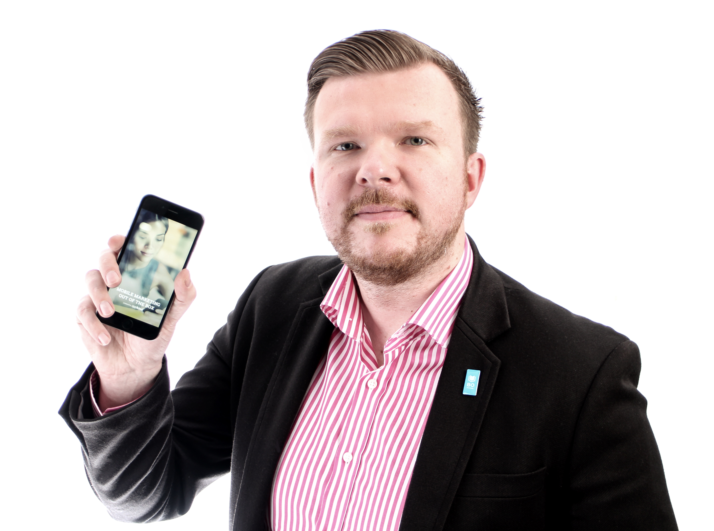 Sebastian Galla, Geschäftsführer von appkind mit einer App