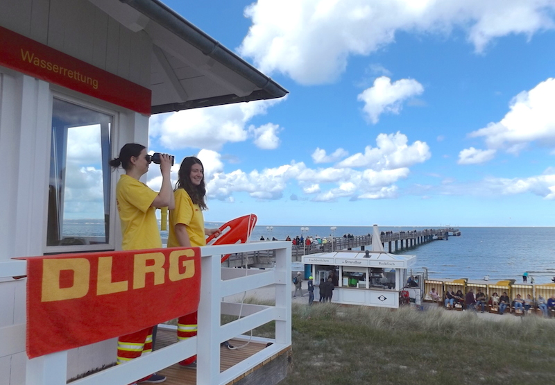 Die Rettungsschwimmerinnen Iris Weber und Melanie Steidle auf Wache in Binz auf Rügen. Die Rettungsschwimmerinnen Iris Weber und Melanie Steidle auf Wache in Binz auf Rügen.