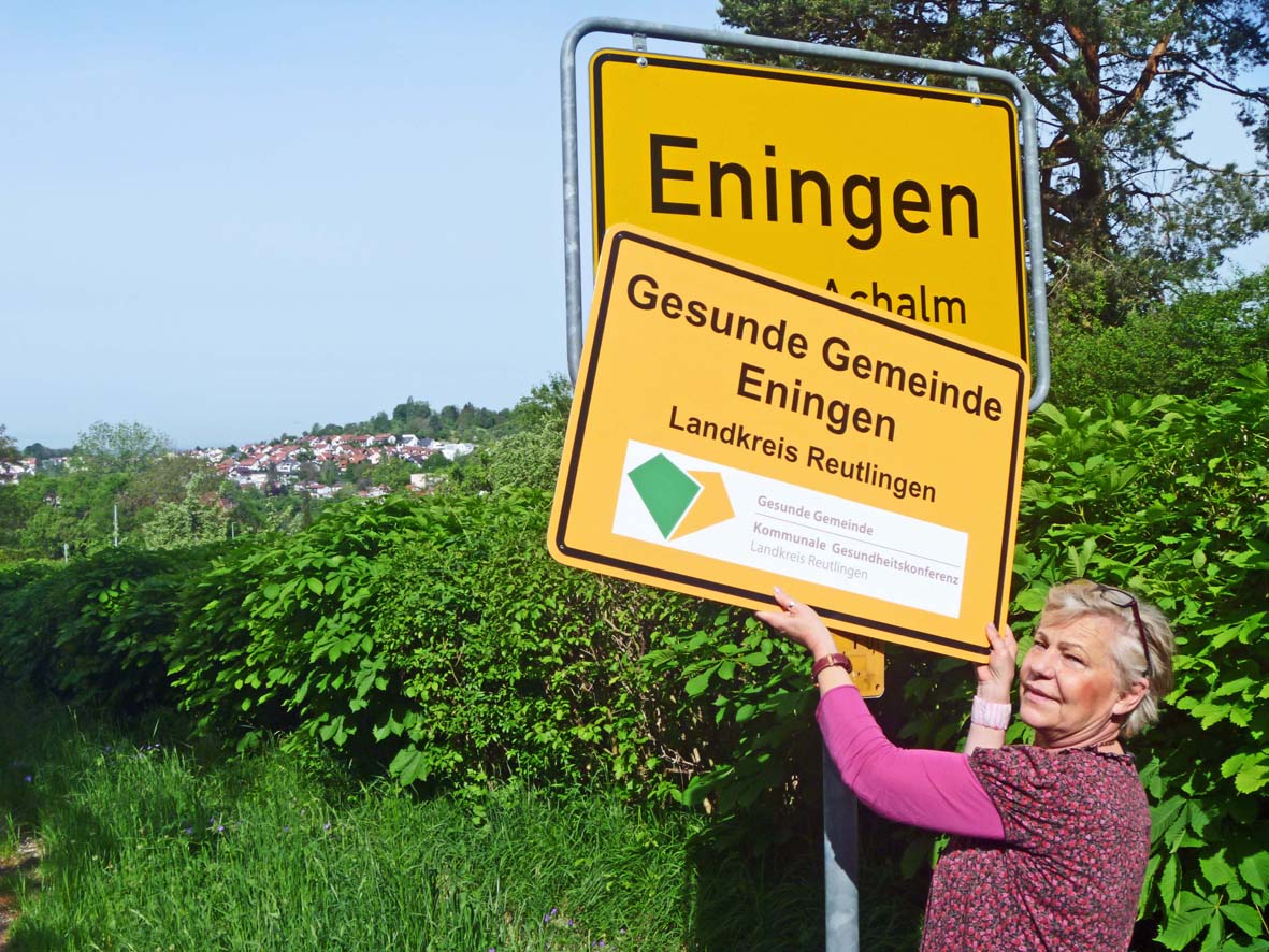 Es wurde bereits darüber gesprochen, ob die Ortsschilder ausgewechselt werden sollten. Es wurde bereits darüber gesprochen, ob die Ortsschilder ausgewechselt werden sollten.