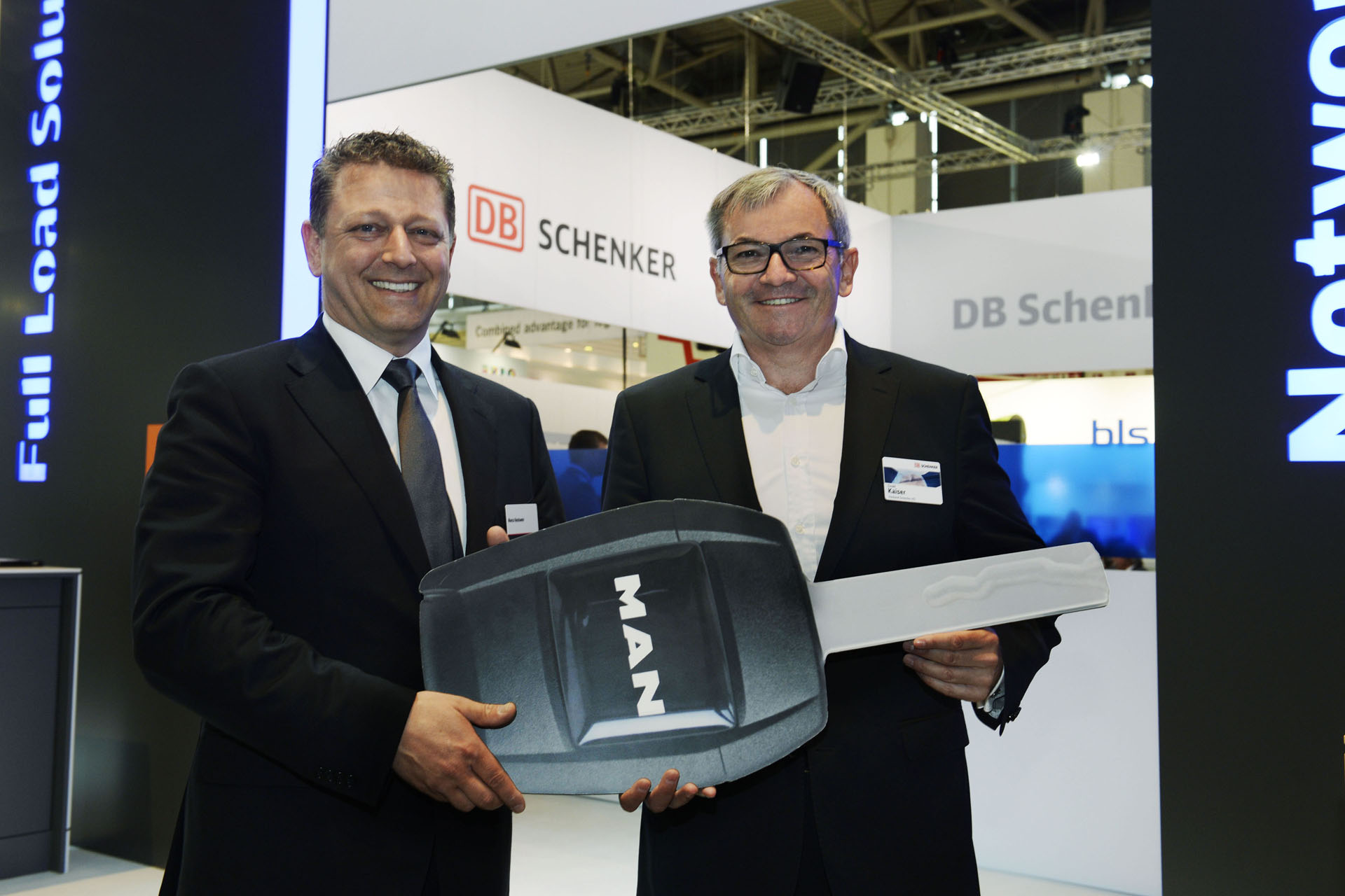 Symbolische LKW-Schlüsselübergabe: Euro-Leasing-CEO Marco Reichwein