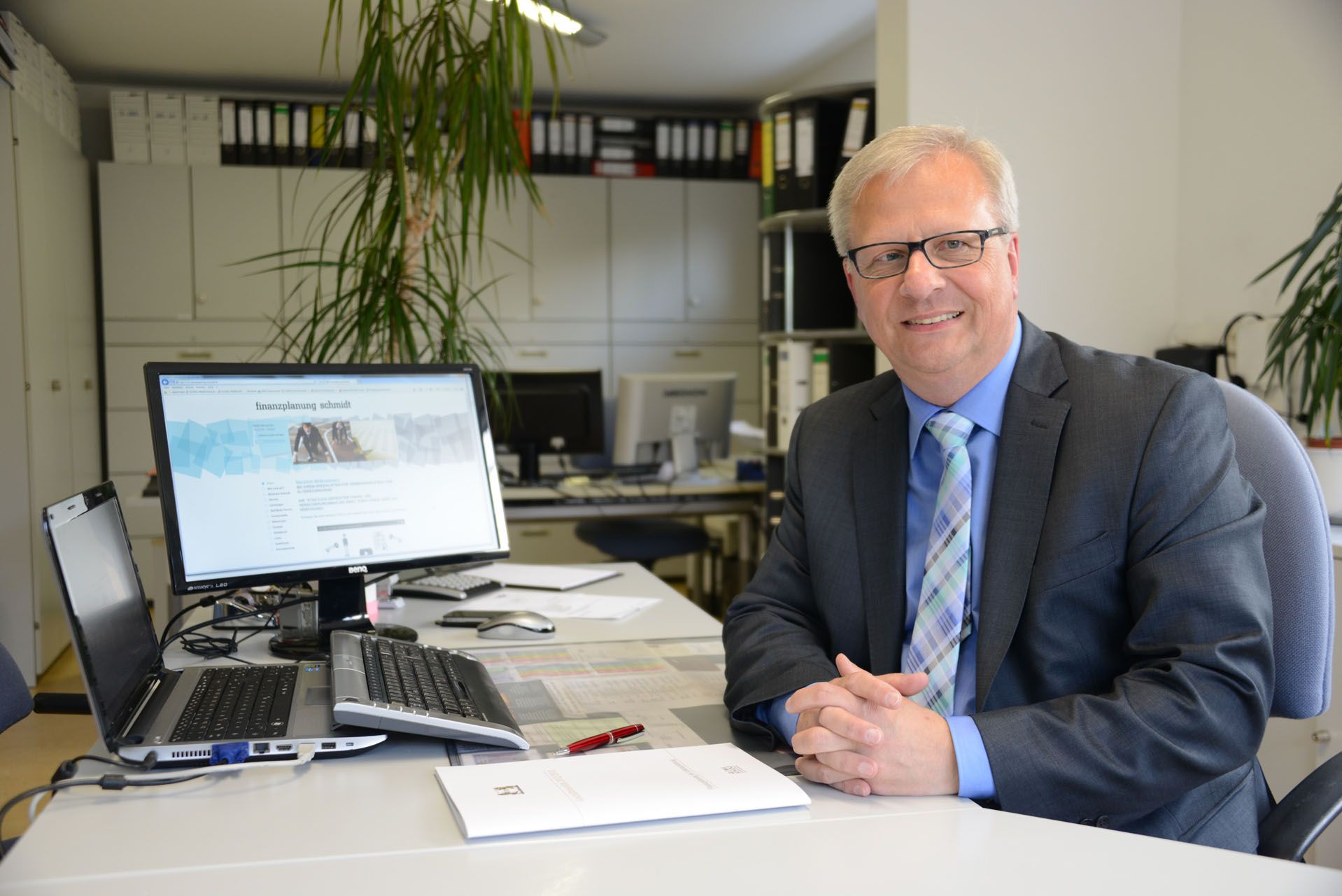 der staatlich geprüfte Finanz- und Versicherungsmakler Reinhard Schmidt an seinem Arbeitsplatz.