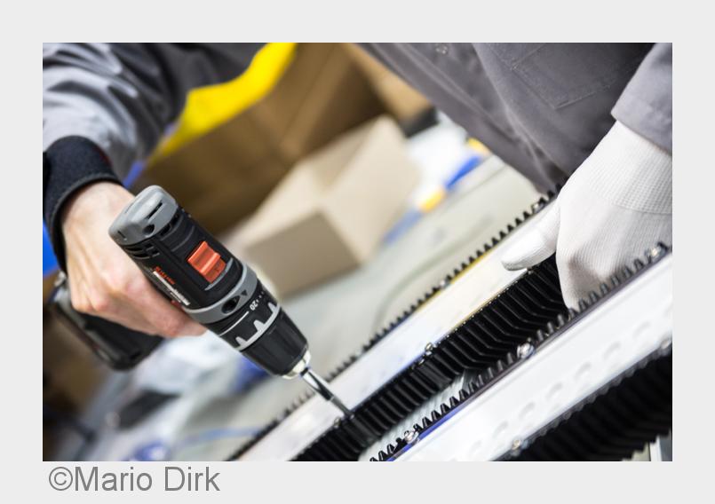 Produktion von LED-Industrie-Hallendeckenstrahlern bei der Deutschen Lichtmiete Unternehmensgruppe ( Produktion von LED-Industrie-Hallendeckenstrahlern bei der Deutschen Lichtmiete Unternehmensgruppe (
