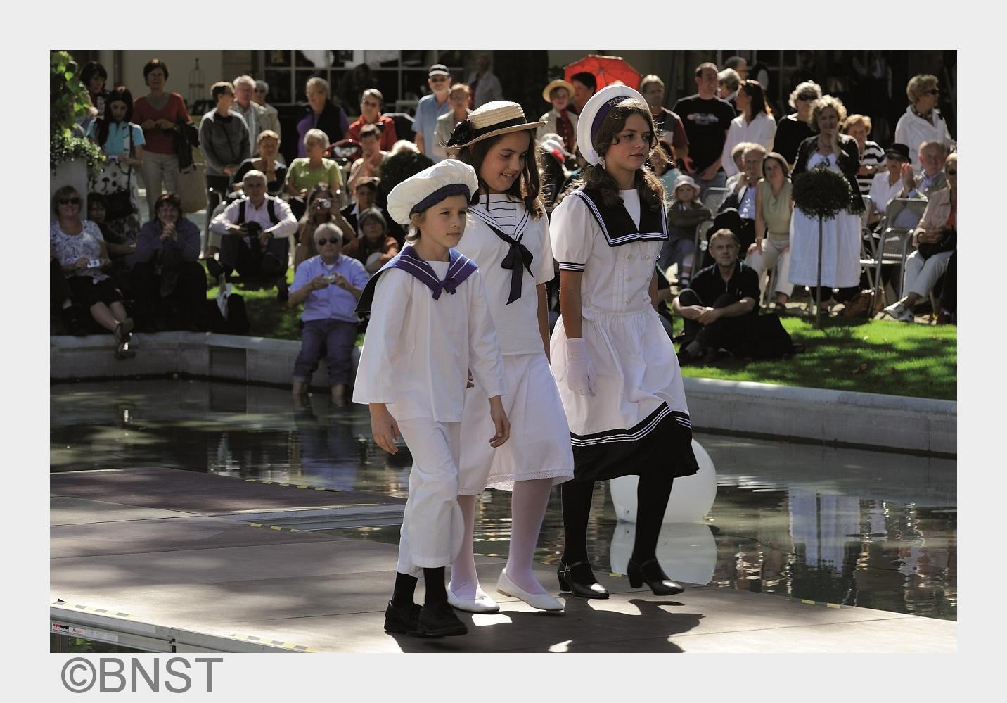 Kleider wie vor 100 Jahren zeigt das Jugendstilfestival bei der Modenschau. Foto: BNST (Bildquelle: 