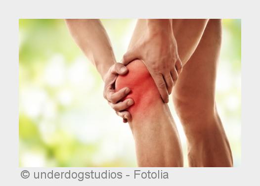 Knieschmerzen schränken die Beweglichkeit ein. (Bildquelle:©underdogstudios - Fotolia)