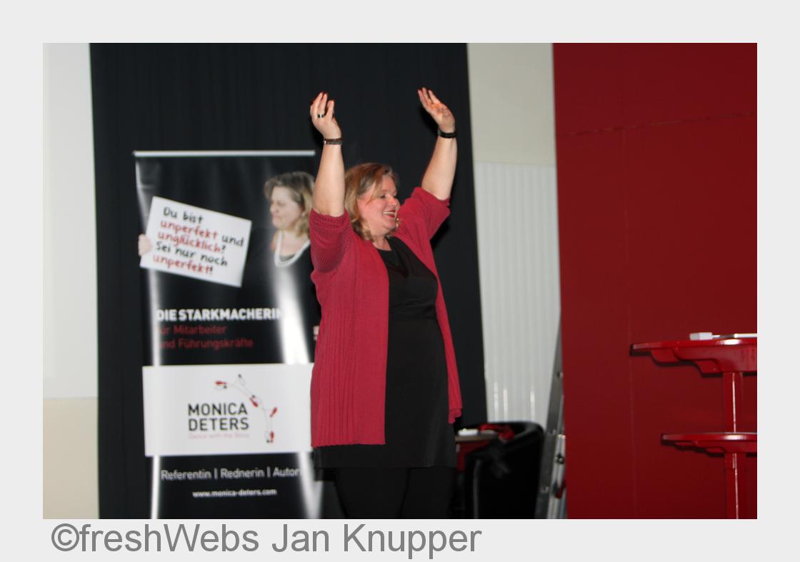 «Dance with the money»- Rednerin Monica Deters während ihres Vortrags (Bildquelle: freshWebs Jan Knu «Dance with the money»- Rednerin Monica Deters während ihres Vortrags (Bildquelle: freshWebs Jan Knu