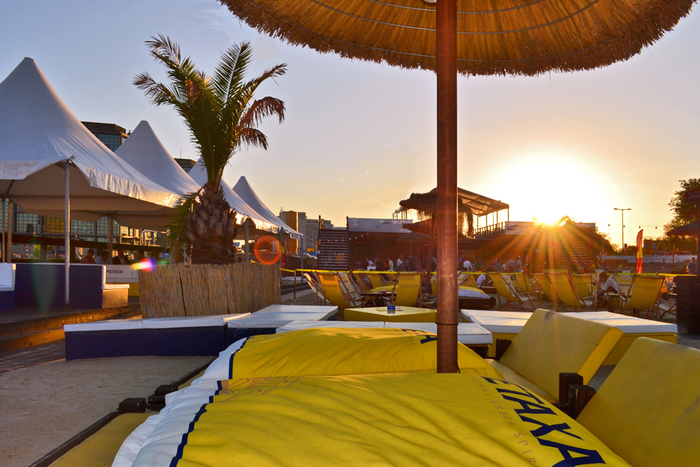 Zum letzten Mal macht in diesem Jahr der Sommer Station am METAXA Bay Beach Club, dem größten Stadts Zum letzten Mal macht in diesem Jahr der Sommer Station am METAXA Bay Beach Club, dem größten Stadts