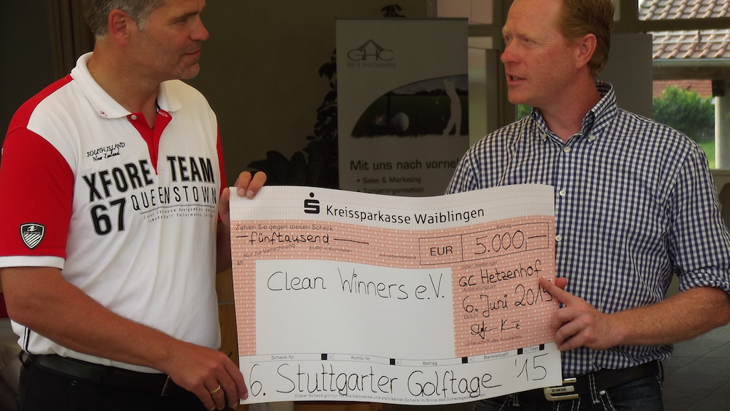 Stefan Kunz (l.) bei der Scheckübergabe der 6. STUTTGARTER GOLFTAGE an Skisprunglegende Dieter Thoma