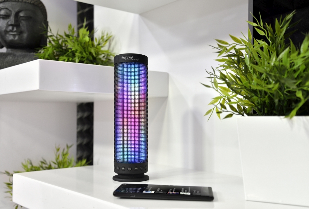 auvisio Bluetooth-Lautsprecher& MP3-Player mit farbigen Lichtimpulsen, www.pearl.de