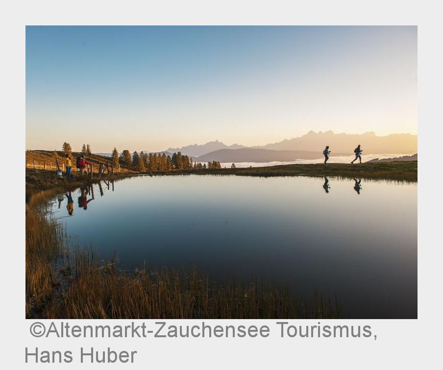 Sonnenaufgangs-Wanderung zum Lackenkogel. (Bildquelle: Altenmarkt-Zauchensee Tourismus, Hans Huber) Sonnenaufgangs-Wanderung zum Lackenkogel. (Bildquelle: Altenmarkt-Zauchensee Tourismus, Hans Huber)
