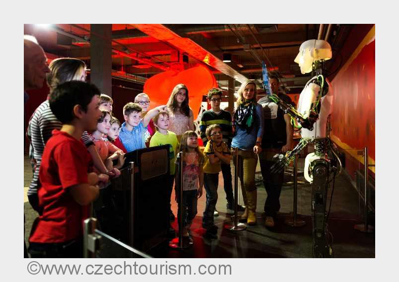 Der Roboter spricht mit den Kindern in vier Sprachen (Bildquelle: www.czechtourism.com) Der Roboter spricht mit den Kindern in vier Sprachen (Bildquelle: www.czechtourism.com)