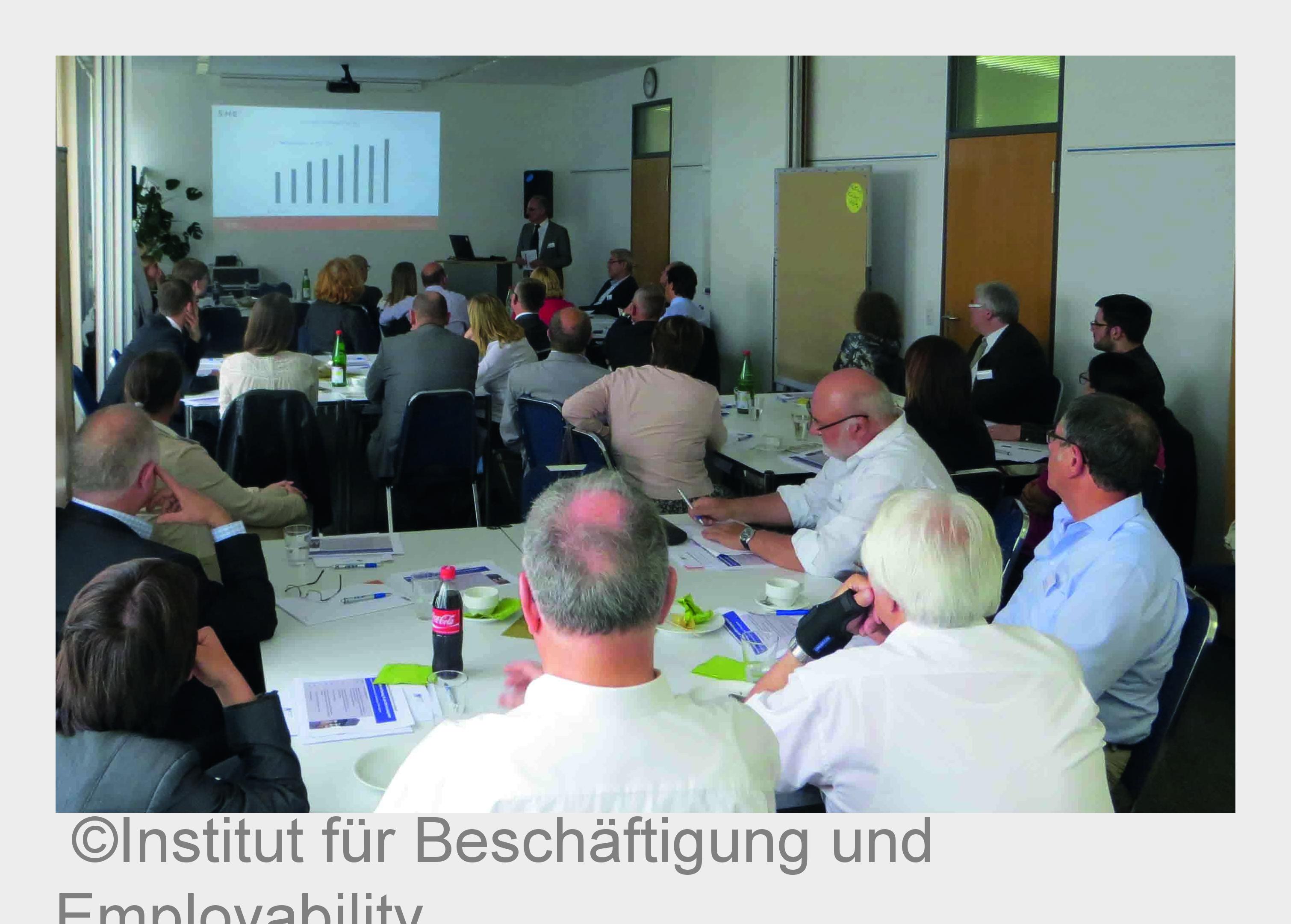 Senior Business Consultant Harald Haupert bei seinem Vortrag (Bildquelle: Institut für Beschäftigung Senior Business Consultant Harald Haupert bei seinem Vortrag (Bildquelle: Institut für Beschäftigung