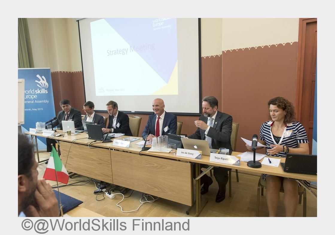 Hubert Romer (3.v.r.) leitet als neu gewählter WorldSkills Europe-Präsident die Generalversammlung ( Hubert Romer (3.v.r.) leitet als neu gewählter WorldSkills Europe-Präsident die Generalversammlung (