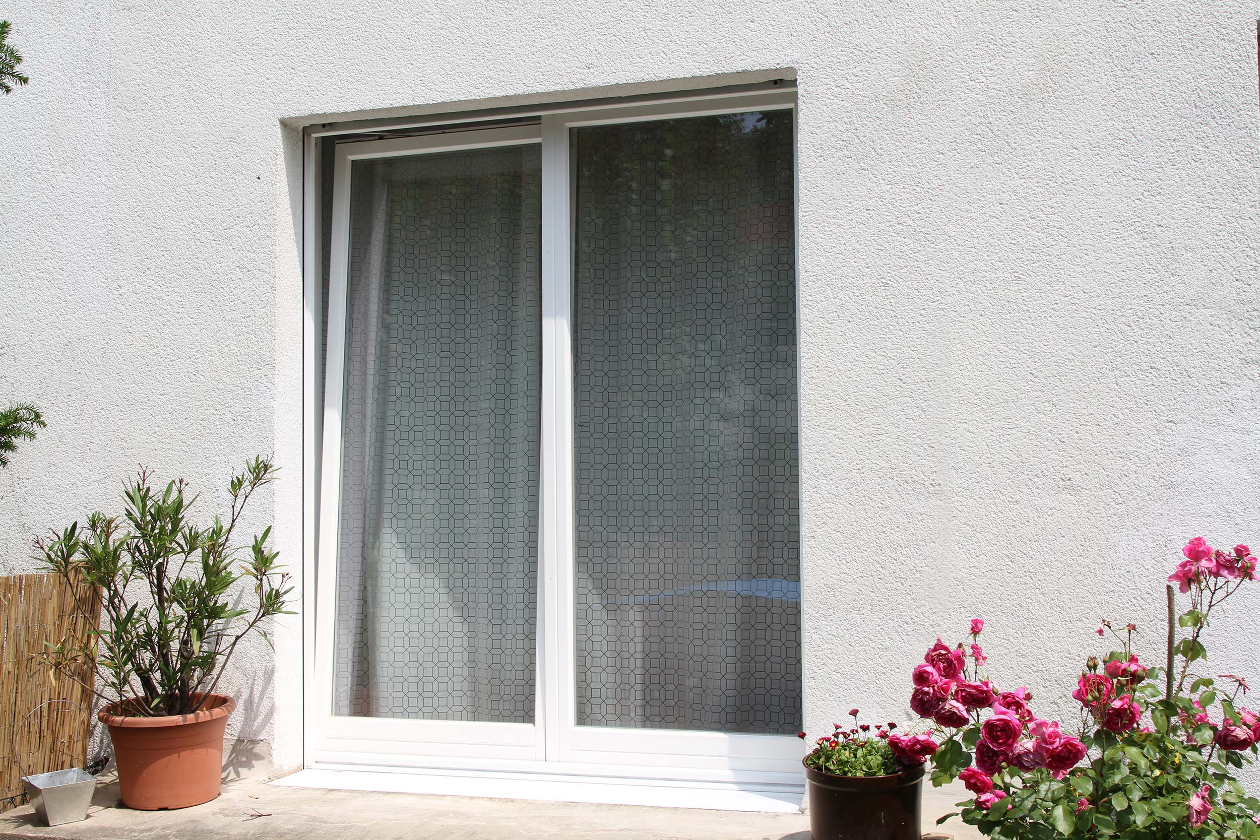 Wer Fenster kippt, erleichtert Einbrechern ihr kriminelles Handwerk, warnt das R+V-Infocenter.