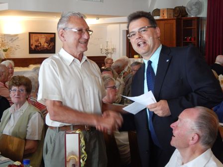 Timo Schmuck begrüßt Laszlo Medgyesi, den Gast mit der weitesten Anreise (810 km) Timo Schmuck begrüßt Laszlo Medgyesi, den Gast mit der weitesten Anreise (810 km)