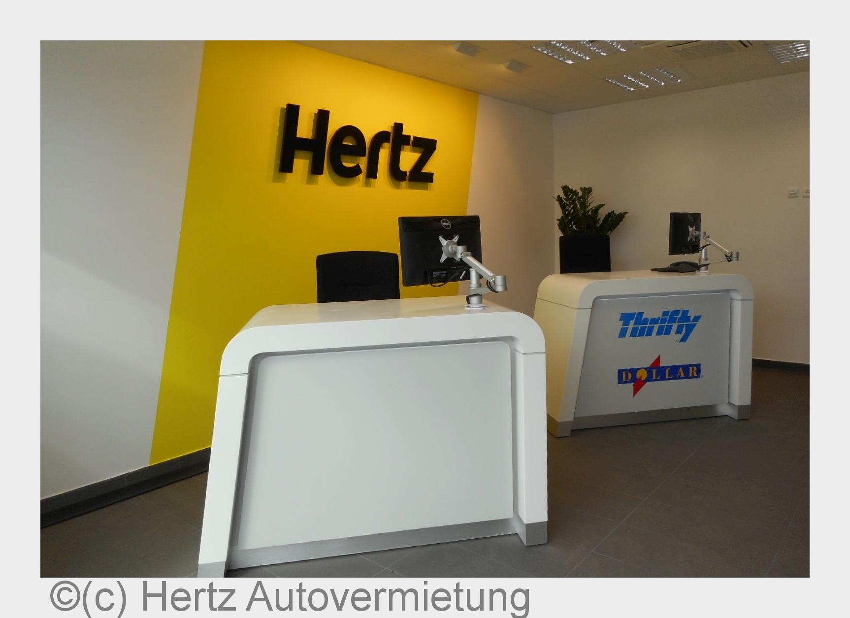 In der neuen Hertz-Station in Stuttgart werden Kunden an zwei Customer Service Pods empfangen. (Bild In der neuen Hertz-Station in Stuttgart werden Kunden an zwei Customer Service Pods empfangen. (Bild