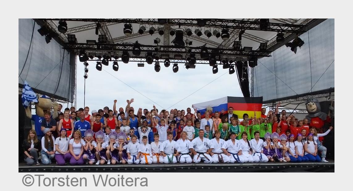 Fototermin aller Akteure zum Abschluss der IX. Deutsch-Russischen Festtage 2015 auf der Hauptbühne (