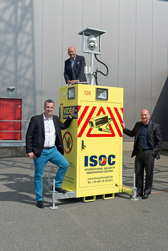 Gründer Frank Pol (Mitte) und die Geschäftsführer Jörn Windler (links) und Thomas Wald vor dem ISOC. Gründer Frank Pol (Mitte) und die Geschäftsführer Jörn Windler (links) und Thomas Wald vor dem ISOC.