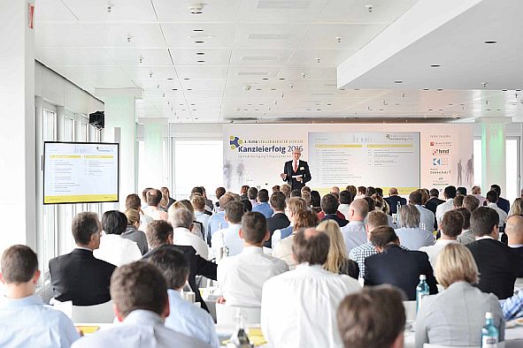 Voller Saal beim 4. NWB Steuerberater-Forum in Hamburg 