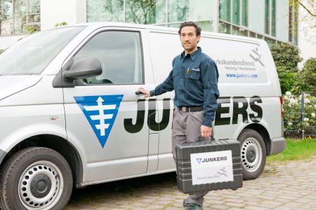 Der Junkers-Kundendienst unterstützt das Fachhandwerk vor Ort. Quelle: Junkers Der Junkers-Kundendienst unterstützt das Fachhandwerk vor Ort. Quelle: Junkers