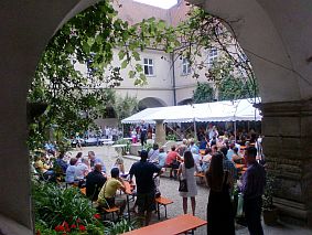 Reger Knowhow-Austausch im Innenhof des Schlosses Zeilitzheim am Landsiedel NLP Kongress
