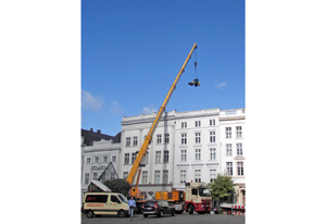 Spektakuläre Anlieferung: Maschinen von HKL werden per Kran an ihren Einsatzort transportiert.