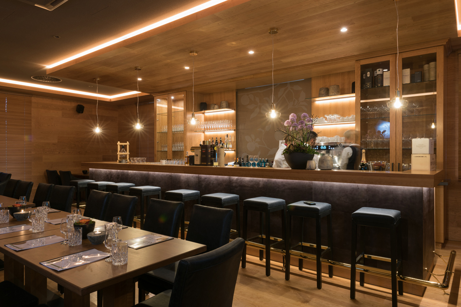 Bar und Frühstücksraum in einem - durch verschiedene Sitzgelegenheiten Bar und Frühstücksraum in einem - durch verschiedene Sitzgelegenheiten
