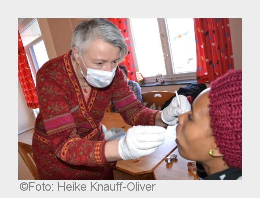 Zahnärztin Petra Völkner-Stetefeld, Marburg, behandelt eine Asylbewerberin. Foto: Knauff-Oliver/KZVH