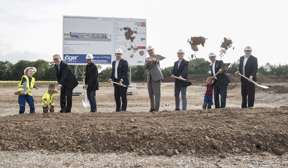 Erster Spatenstich für die neue Elektrofabrik von JÄGER DIREKT in Heppenheim.