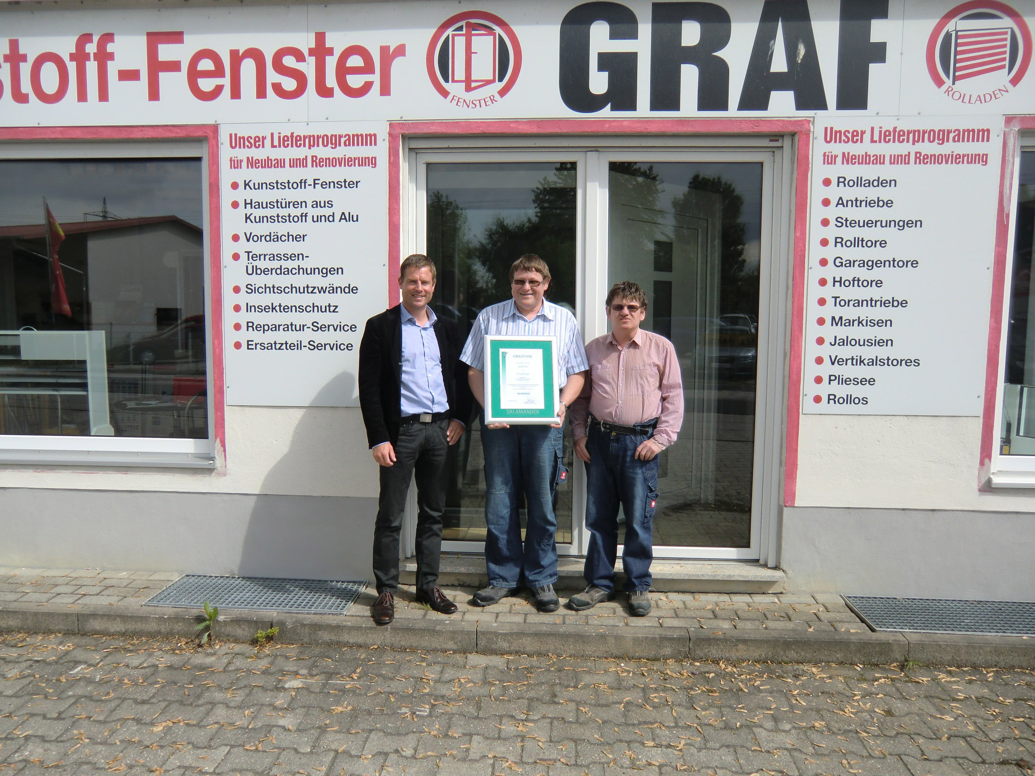 Gebietsverkaufsleiter Florian Neßgratuliert Andreas und Werner Graf im Namen der Firma Salamander Gebietsverkaufsleiter Florian Neßgratuliert Andreas und Werner Graf im Namen der Firma Salamander