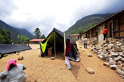 Der Unterricht in Gumela findet im Zelt statt, die GKS finanziert den Wiederaufbau einer Grundschule Der Unterricht in Gumela findet im Zelt statt, die GKS finanziert den Wiederaufbau einer Grundschule