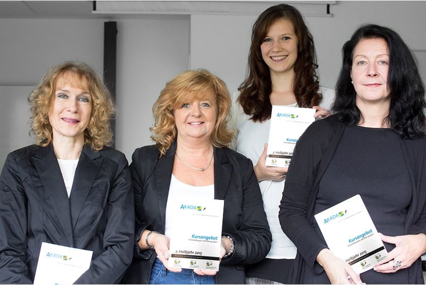 v. l. n. r. Mitarbeiterinnen der Geschäftsstelle: Geschäftsführerin Angelika Herl, Ute Schönberg, St v. l. n. r. Mitarbeiterinnen der Geschäftsstelle: Geschäftsführerin Angelika Herl, Ute Schönberg, St