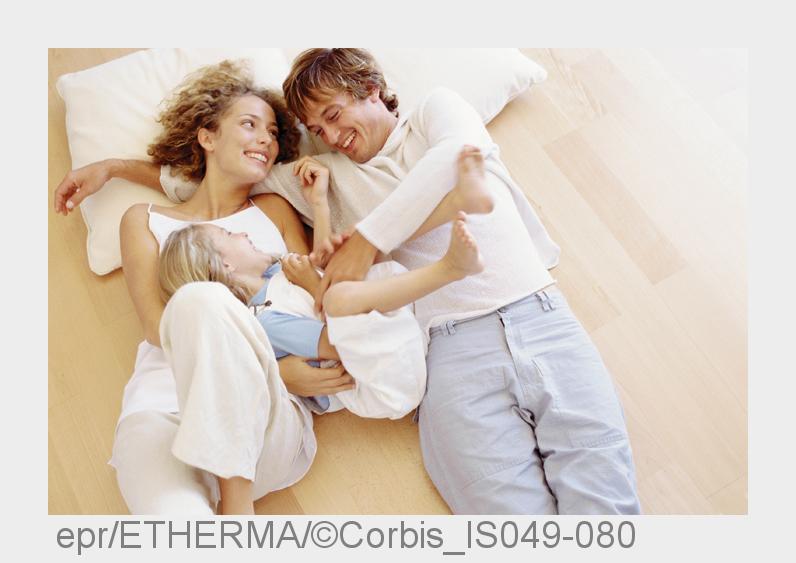 Wohlfühlwärme für die ganze Familie. (Bildquelle: epr/ETHERMA/©Corbis_IS049-080)