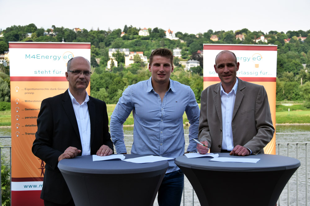 Die M4Energy Vorstände Bernd Meier (li.i.B.) u. Maik Junker (re.) mit Tom Liebscher während der Unte Die M4Energy Vorstände Bernd Meier (li.i.B.) u. Maik Junker (re.) mit Tom Liebscher während der Unte