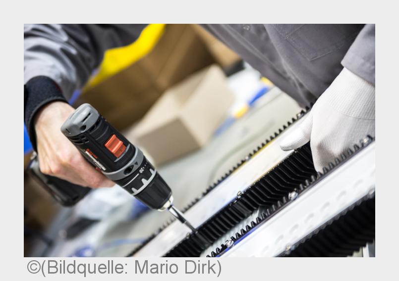 Montage der Platinen bei LED-Industrieröhren der Deutschen Lichtmiete Unternehmensgruppe in Oldenbur Montage der Platinen bei LED-Industrieröhren der Deutschen Lichtmiete Unternehmensgruppe in Oldenbur