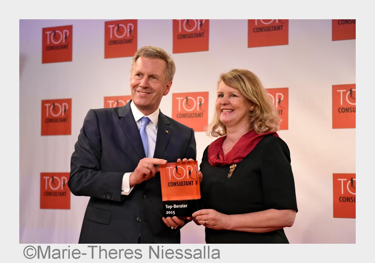 TOP CONSULTANT-Mentor und Bundespräsident a.D., Christain Wulff, mit Frau Dr. med. Kirstin Börchers. TOP CONSULTANT-Mentor und Bundespräsident a.D., Christain Wulff, mit Frau Dr. med. Kirstin Börchers.