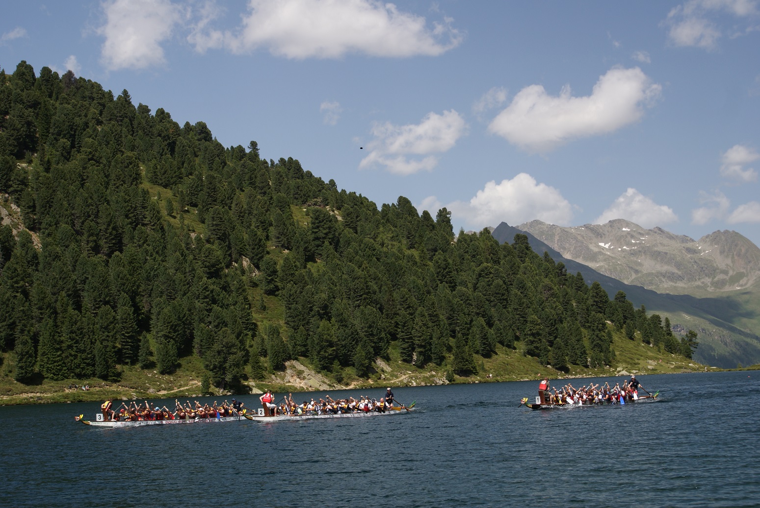 Drachenbootrennen am Obersee im Defereggental. (Foto: Monika Kleinlercher) Drachenbootrennen am Obersee im Defereggental. (Foto: Monika Kleinlercher)