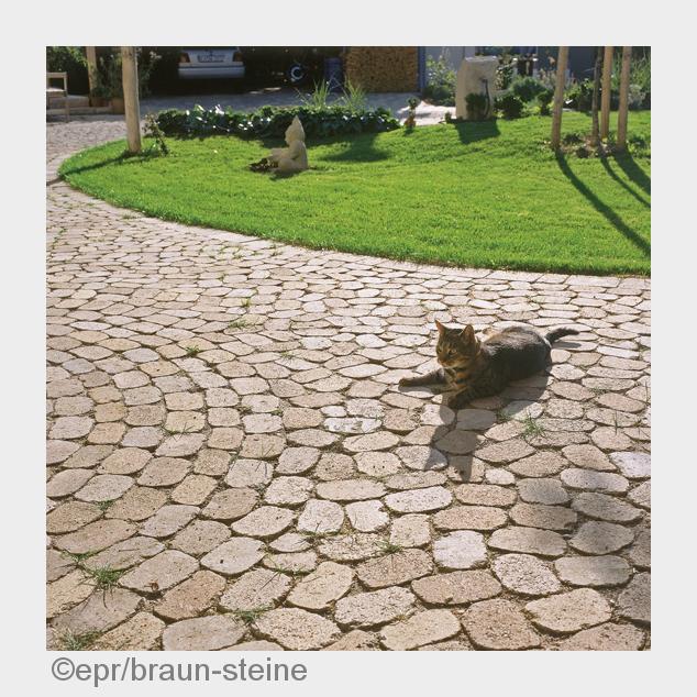 Die organisch geformten Steine verleihen der Umgebung einen besonderen Charme. (Bildquelle: epr/brau