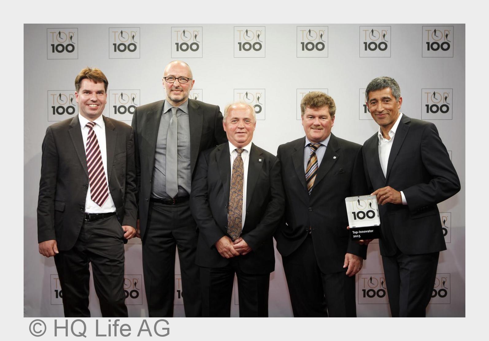 Die Auszeichnung der HQ Life durch Ranga Yogeshwar (Bildquelle:©HQ Life AG) Die Auszeichnung der HQ Life durch Ranga Yogeshwar (Bildquelle:©HQ Life AG)