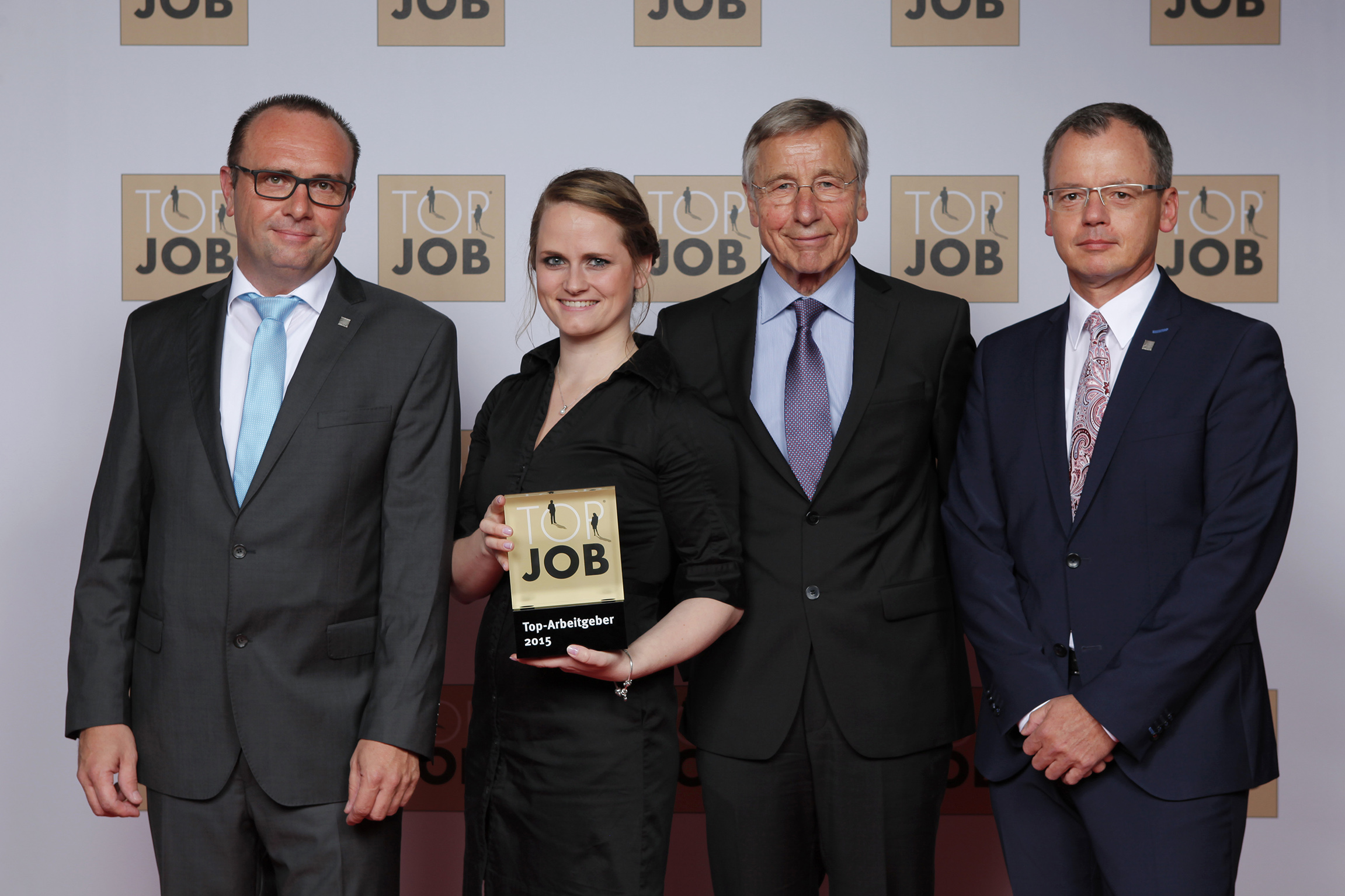 Übergabe des TOP JOB-Siegels durch Wolfgang Clement an das Kern-Haus-Team Übergabe des TOP JOB-Siegels durch Wolfgang Clement an das Kern-Haus-Team